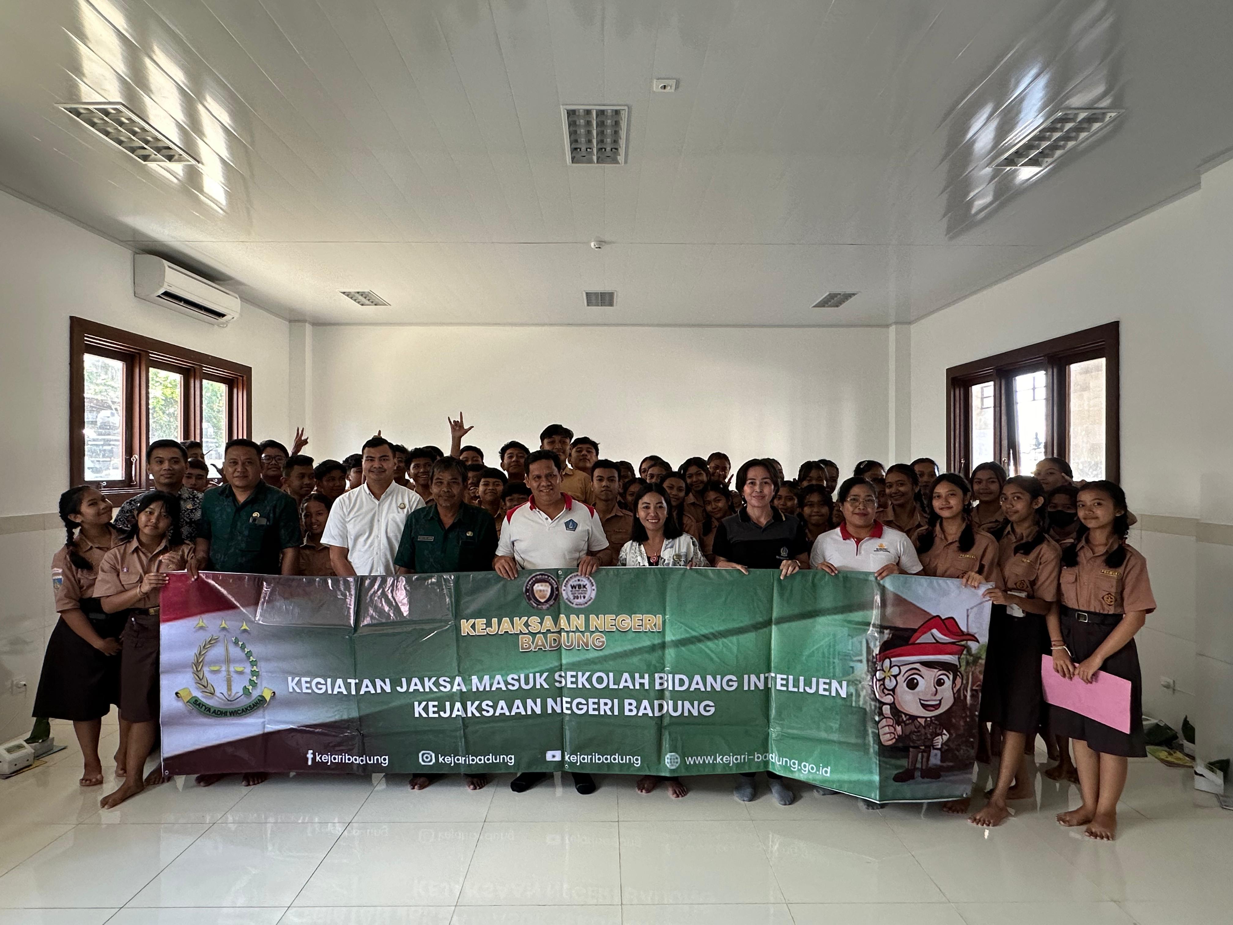 Jaksa Masuk Sekolah Kejaksaan Negeri Badung di SMPN 7 Mengwi